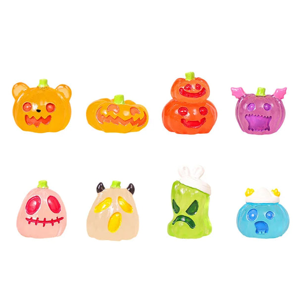 Eine Sammlung von neun leuchtend bunten Geister- und Kürbis-Ornamenten für Halloween.