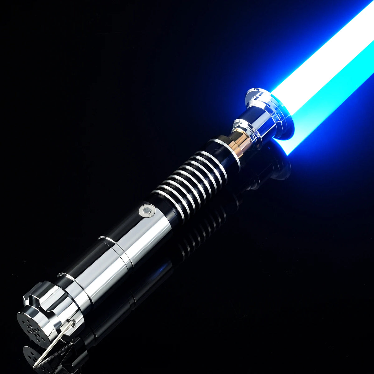 Accessoire d'épée laser avec lame bleue lumineuse et poignée métallique sur fond noir.