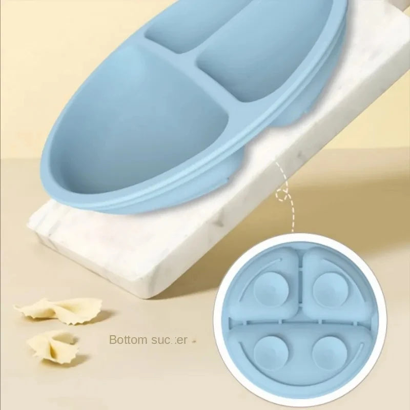 Ensemble de tétines en silicone bleu clair à trois compartiments posé sur une surface en marbre blanc.