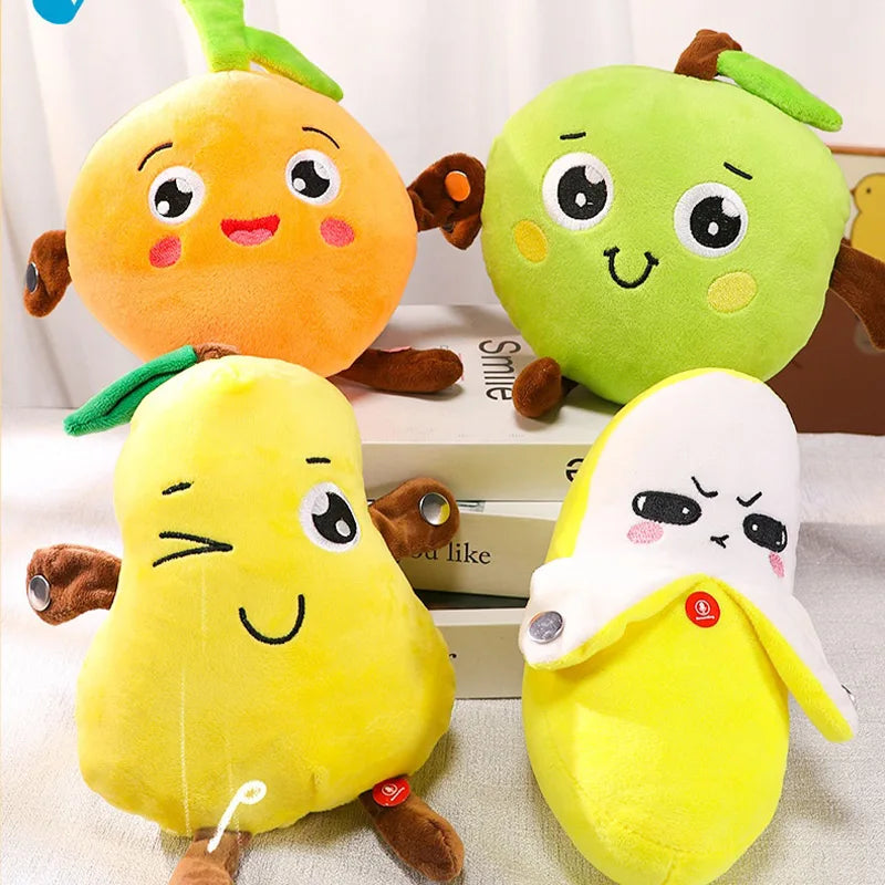 Trois jouets en peluche en forme de fruits—une orange, un citron vert et un citron—avec des visages expressifs.