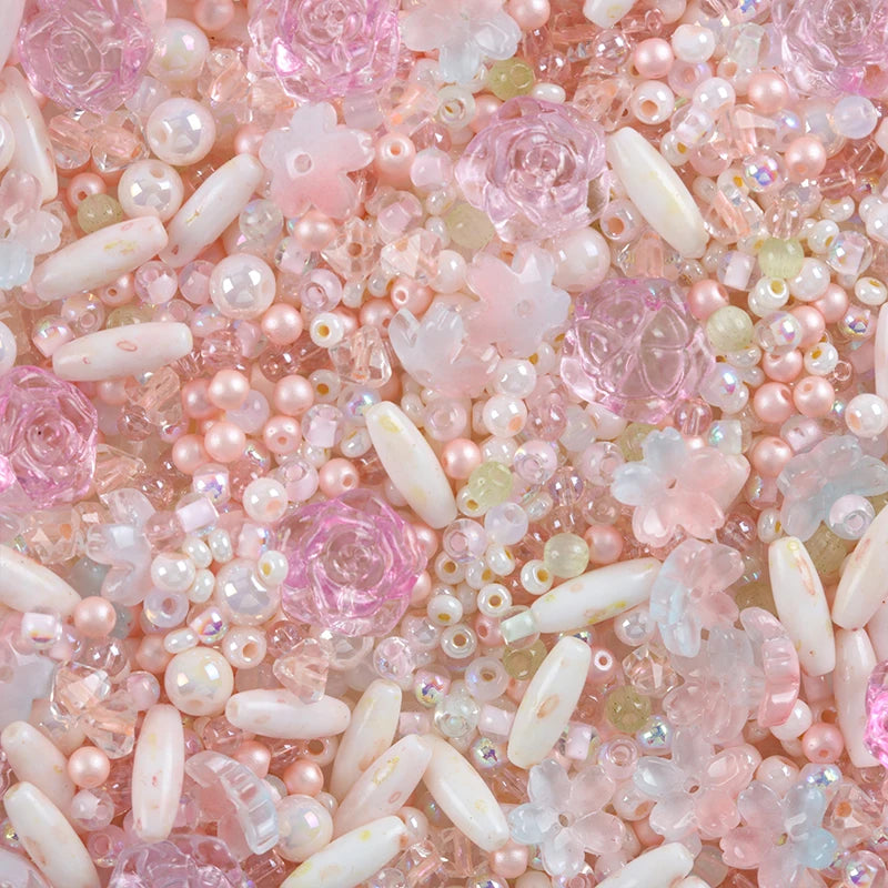 Nahaufnahme gemischter rosa und klarer Glas-Zwischenperlen für DIY-Schmuckherstellung
