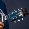 Nahaufnahme einer dunkelblauen Gitarre mit einem Clip-On-Stimmgerät am Kopf)}
