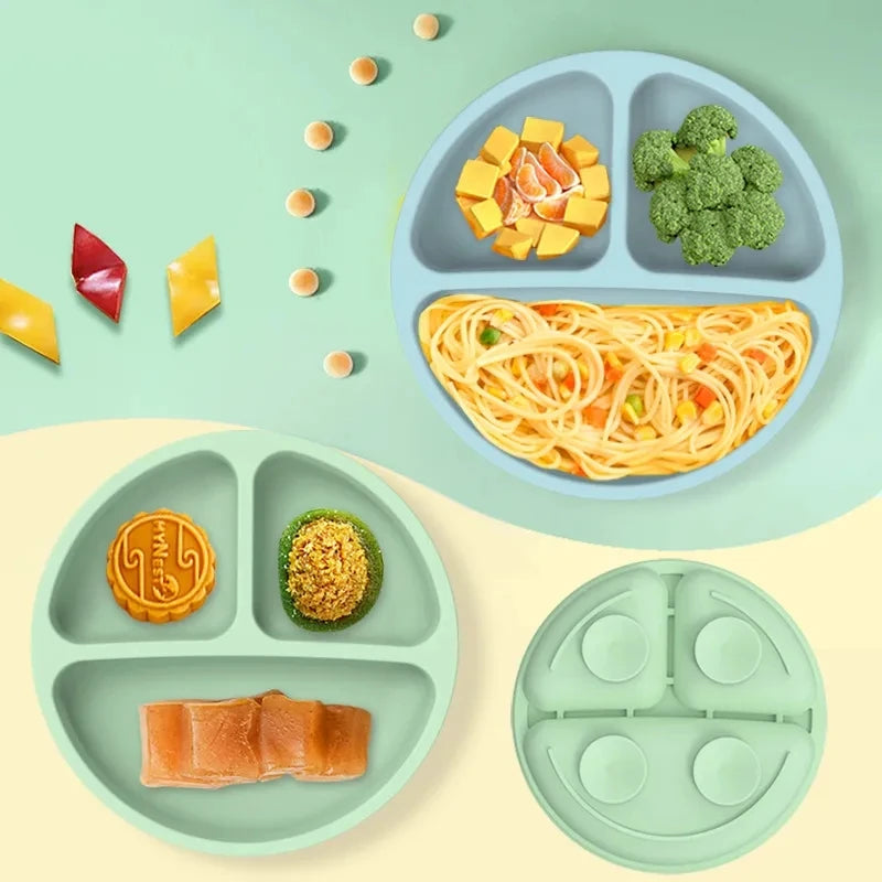 Set de tétine en silicone pour tout-petits avec plusieurs compartiments et aliments comme des pâtes, du brocoli et du saumon.