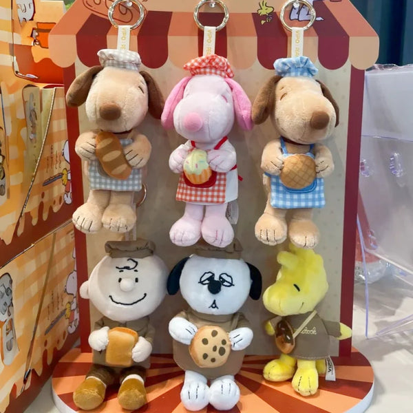 Caja sorpresa con llaveros de peluche de Snoopy y Woodstock.