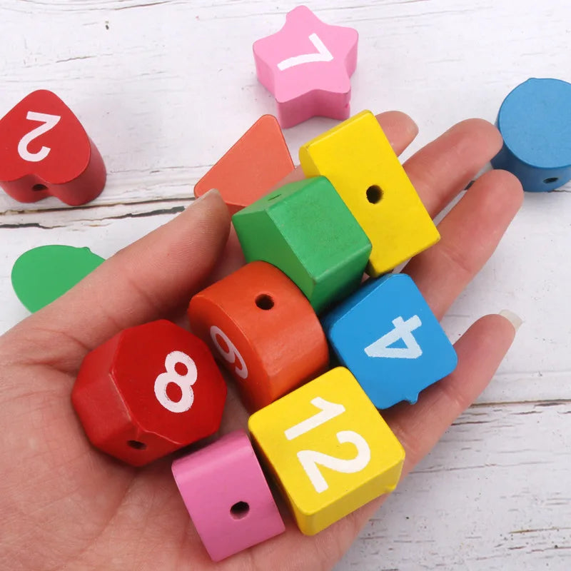 Une main tient plusieurs pièces de puzzle en bois de différentes couleurs et formes pour l'apprentissage précoce.