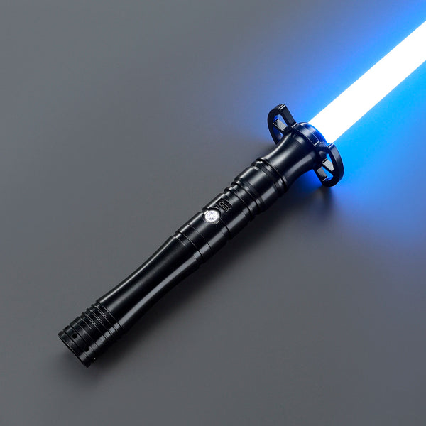 Un sable de luz negro con hoja azul mostrado contra un fondo gris.
