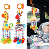 Plüschspielzeug aus Giraffe und Zebra mit Handglocken, gehalten von einem Baby.