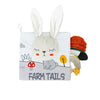 Tableau sensoriel blanc doux avec le visage d'un lapin mignon et le texte FARM TAILS.