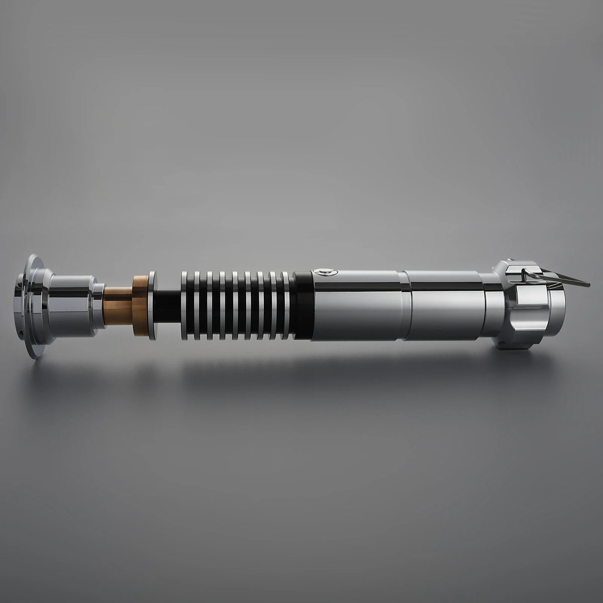 Accessoire de sabre laser argenté avec un corps cylindrique texturé et des finitions métalliques.