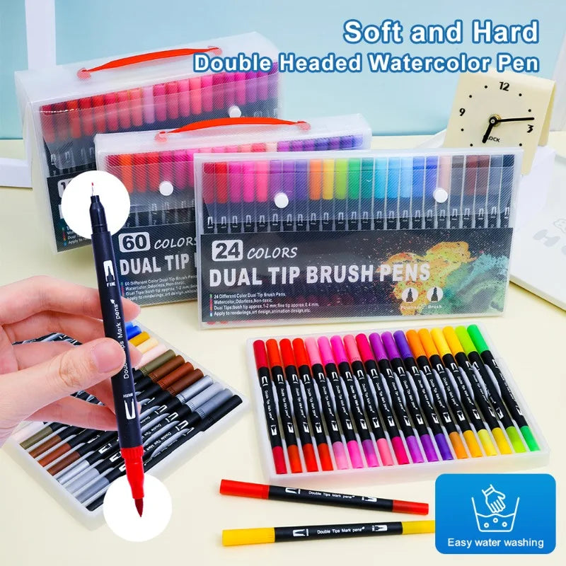 Ein Set von zweigeteilten Aquarellstiften in verschiedenen Farben, präsentiert mit einem digitalen Malbuch und einer Uhr.