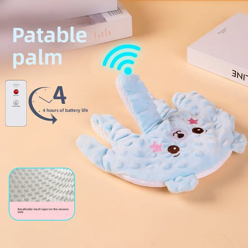 Massagère pour bébé en forme d'éléphant bleu clair avec couche en maille à l'envers sur fond beige.
