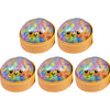 Quatre jouets anti-stress sphériques colorés faits de perles en forme de dumplings souriants.