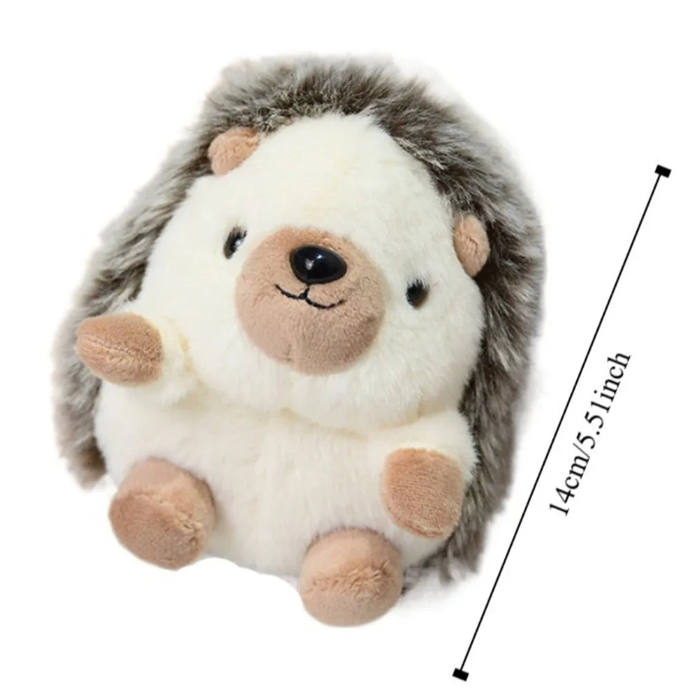 Niedliches Igel-Anhänger-Plüschtier mit grauem und weißem Fell.