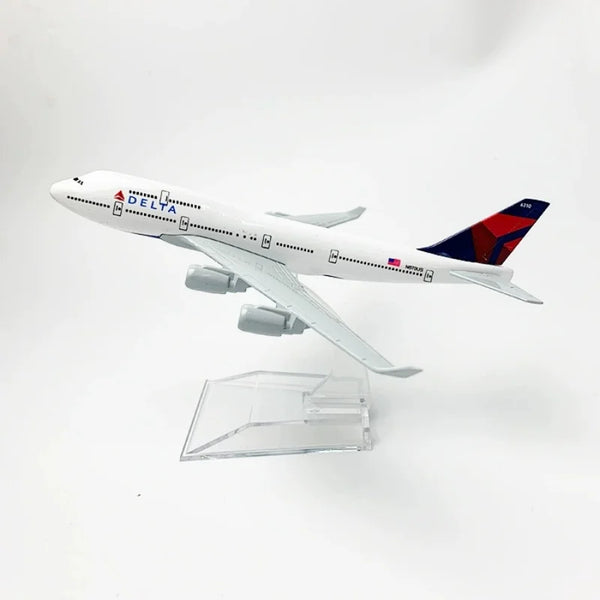 En diecast-modelfly af en Delta Airlines Boeing 747 i hvid og blå bemaling.