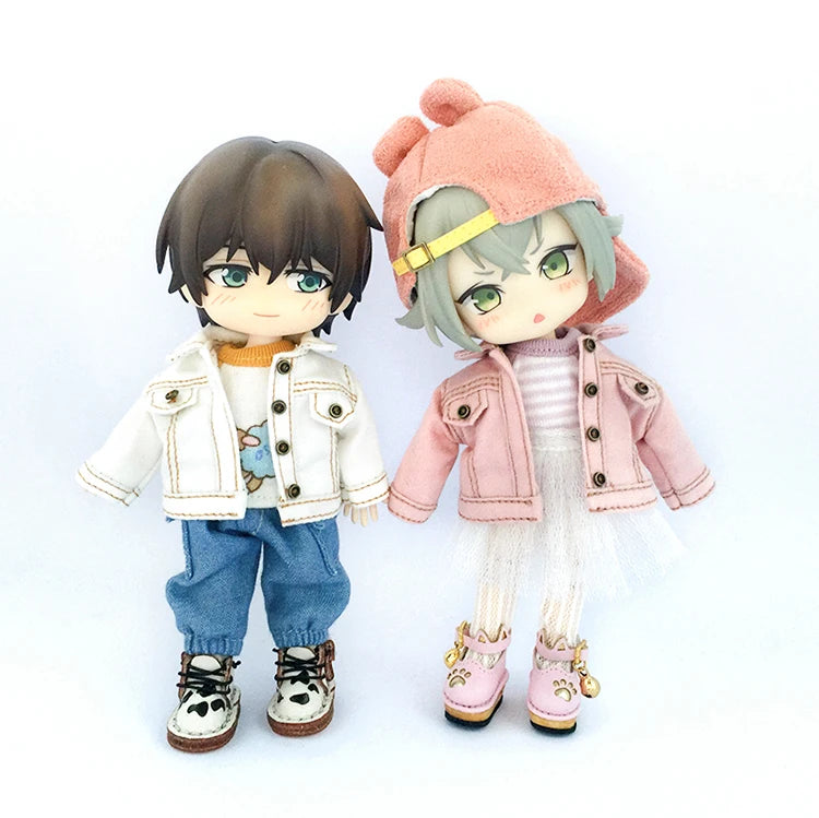 Two 1/12 scale dolls, one with dark hair wearing a white denim jacket and jeans, and another with light hair wearing a pink j