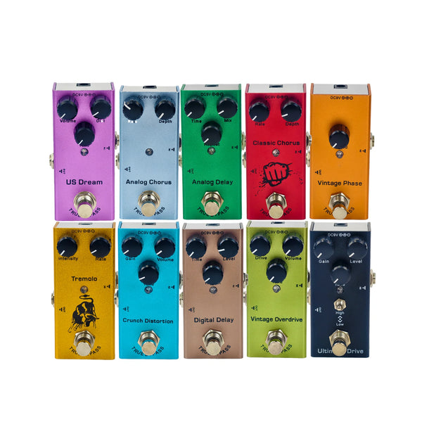 Una fila de diez pedales de efectos de guitarra eléctrica multifunción en varios colores, incluyendo púrpura, azul, verde, ro