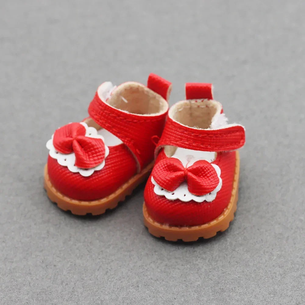 A pair of red casual sneakers designed for 17cm Labubu dolls.