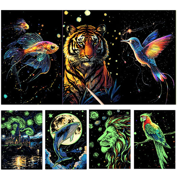 Glow-in-the-dark skrabekunst med dyr som tiger, fugl, fisk og løve.