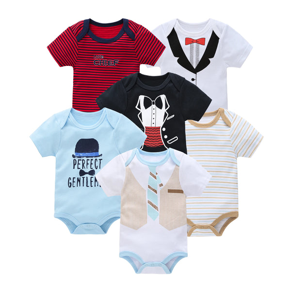 Ein Set von fünf Bio-Baumwoll-Baby-Bodys mit verschiedenen Mustern und Farben, darunter rote Streifen, schwarz, weiß und blau