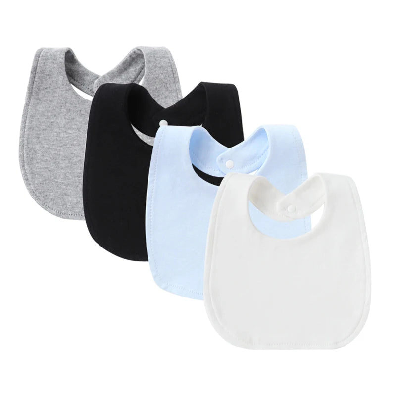 Ein Set aus drei Baby-Kragen, in Grau, Schwarz und Hellblau, für Neugeborene und Kleinkinder.