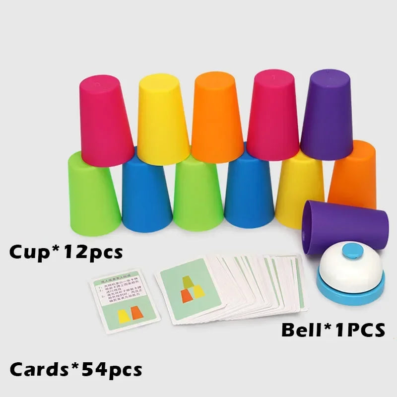 Ein Set aus 12 bunten Stapelbechern in verschiedenen Rosa-, Gelb-, Orange- und Violetttönen sowie 54 Karten.
