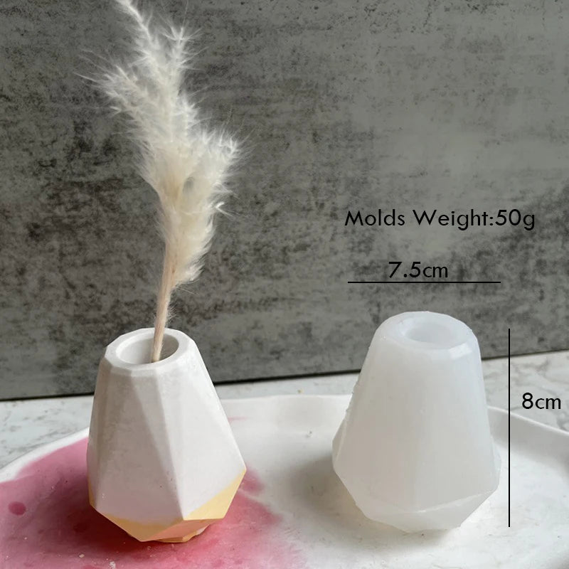 A white silicone mold is shown next to a feathery plant, with a measurement scale indicating 7.5cm and 8cm.