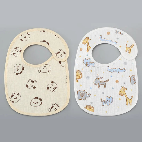 Un juego de dos baberos de algodón beige y blanco con ilustraciones adorables de animales para bebés.