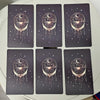 Un jeu de neuf cartes de tarot gris foncé avec un design de lune et un fond étoilé.