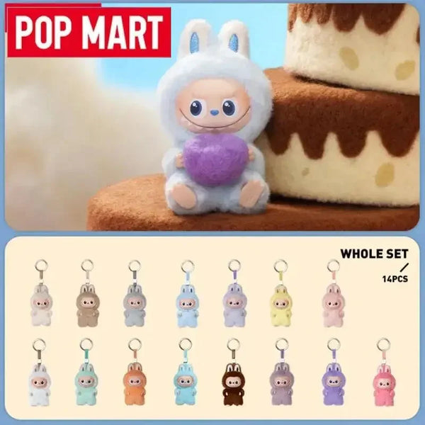 Un set de 14 peluches llavero en forma de alfileres de varios colores y diseños.