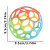 Balle sensorielle sphérique colorée avec plusieurs trous pour nourrissons.
