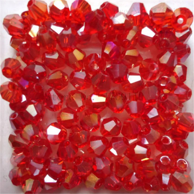 Une pile de perles de cristal rouge translucides et facettées pour la création de bijoux DIY.