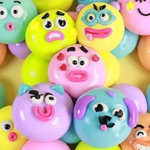 Collection de jouets anti-stress en forme de visage de chien colorés, dans diverses couleurs pastel et vives.