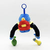 Juguete de peluche azul con mochila roja y llavero de anillo azul.