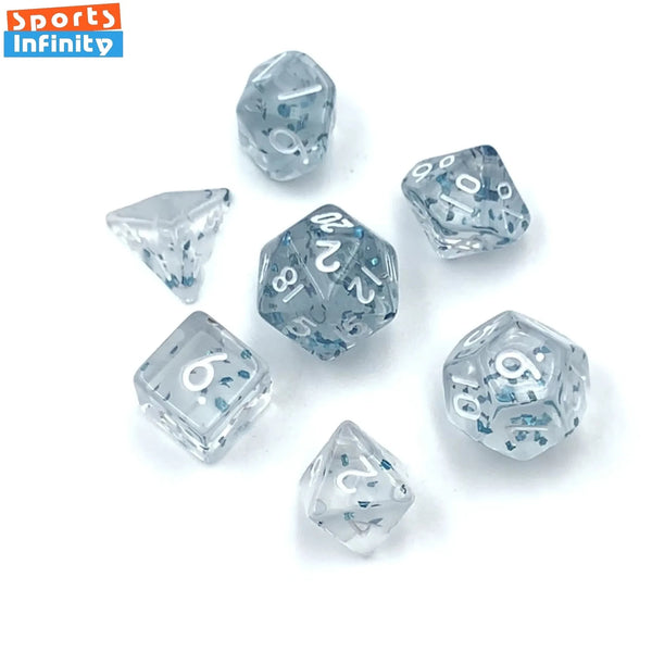 Colección de siete dados D6 de acrílico transparente, con varios números y símbolos, esparcidos sobre un fondo blanco.