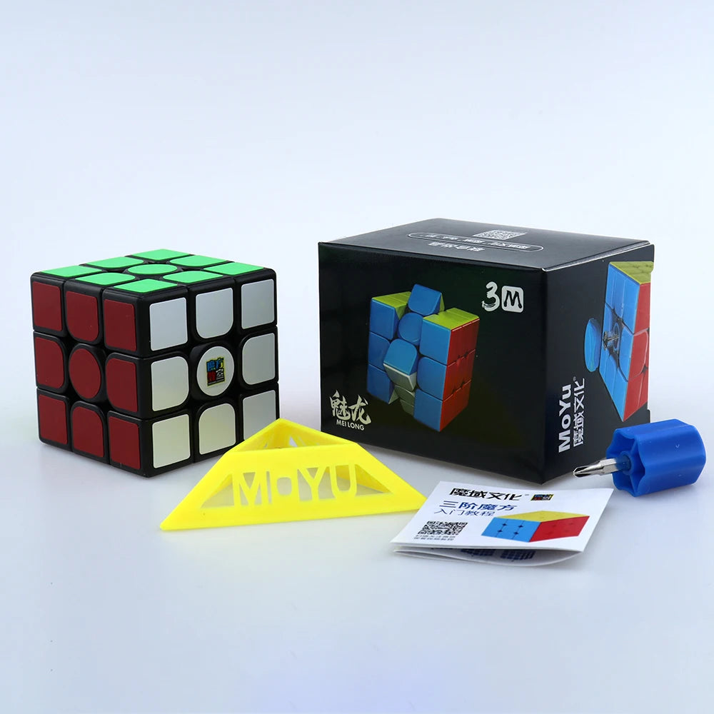 Un set de puzzles magiques colorés, incluant une boîte noire et une pièce jaune.