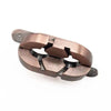Nahaufnahme eines Metall-Brainteaser-Puzzles mit verstellbaren, unregelmäßig geformten Teilen.