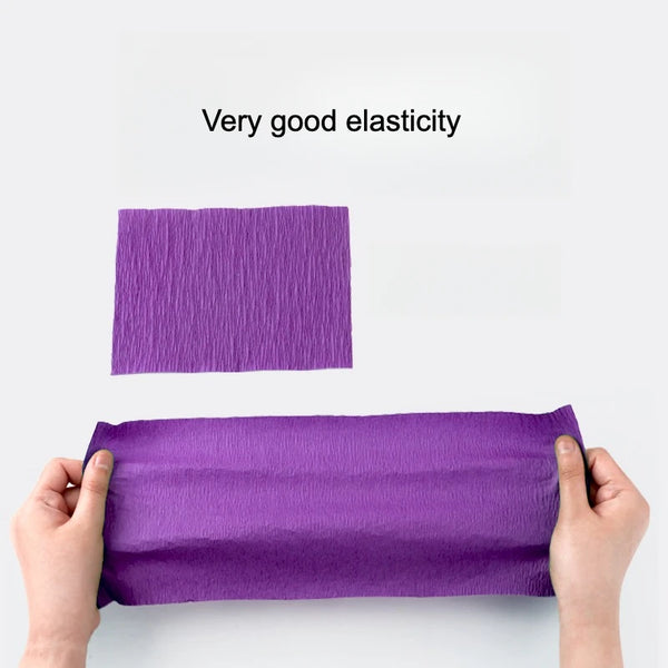 Ein lila Stück Krepppapier neben einem gerollten Stück, das sehr gute Elastizität demonstriert.