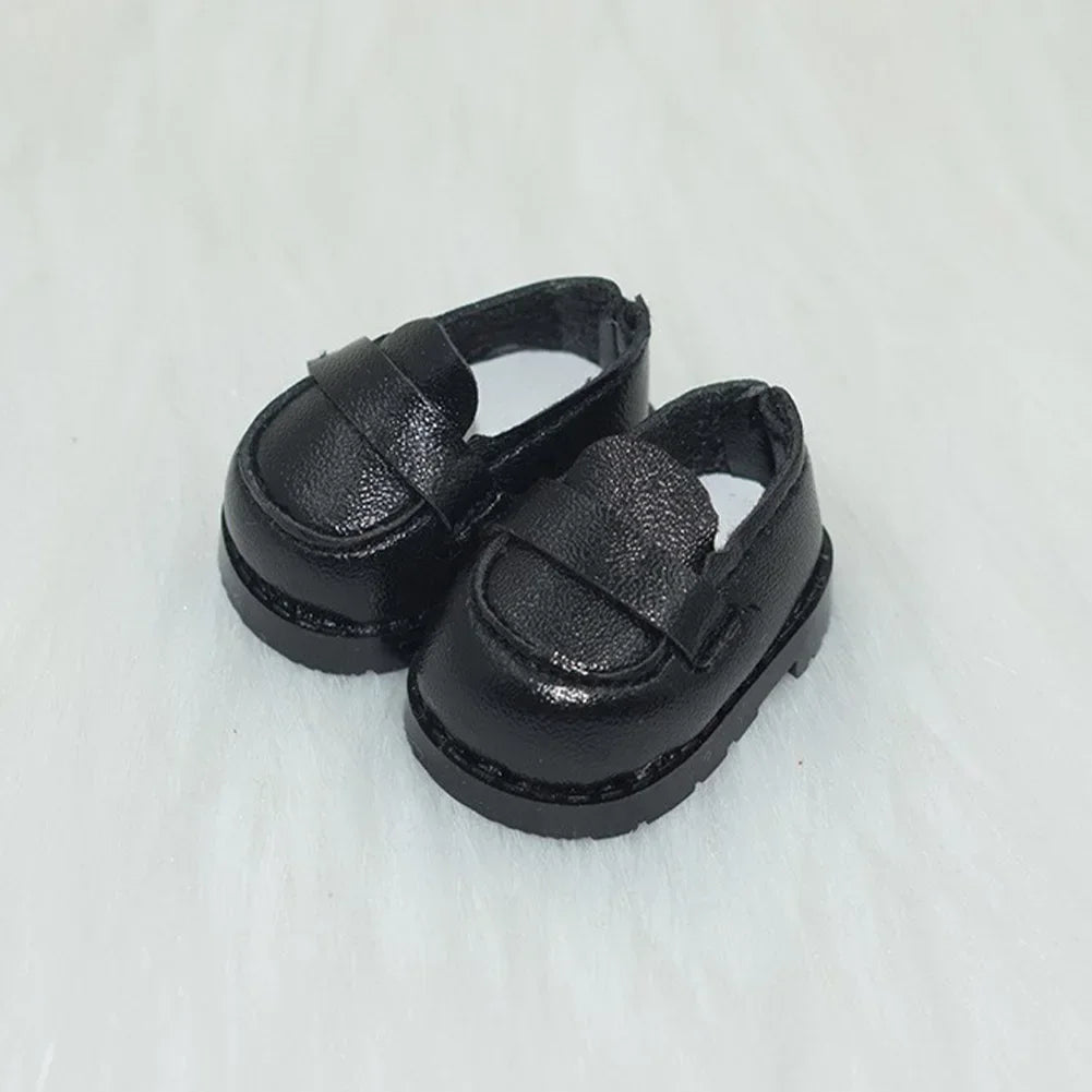 A pair of black casual sneakers designed for 17cm Labubu dolls.