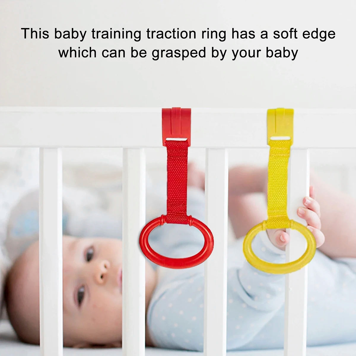 Baby-Trainingsring in rot und gelb hängt an einem weißen Kinderbettgeländer.