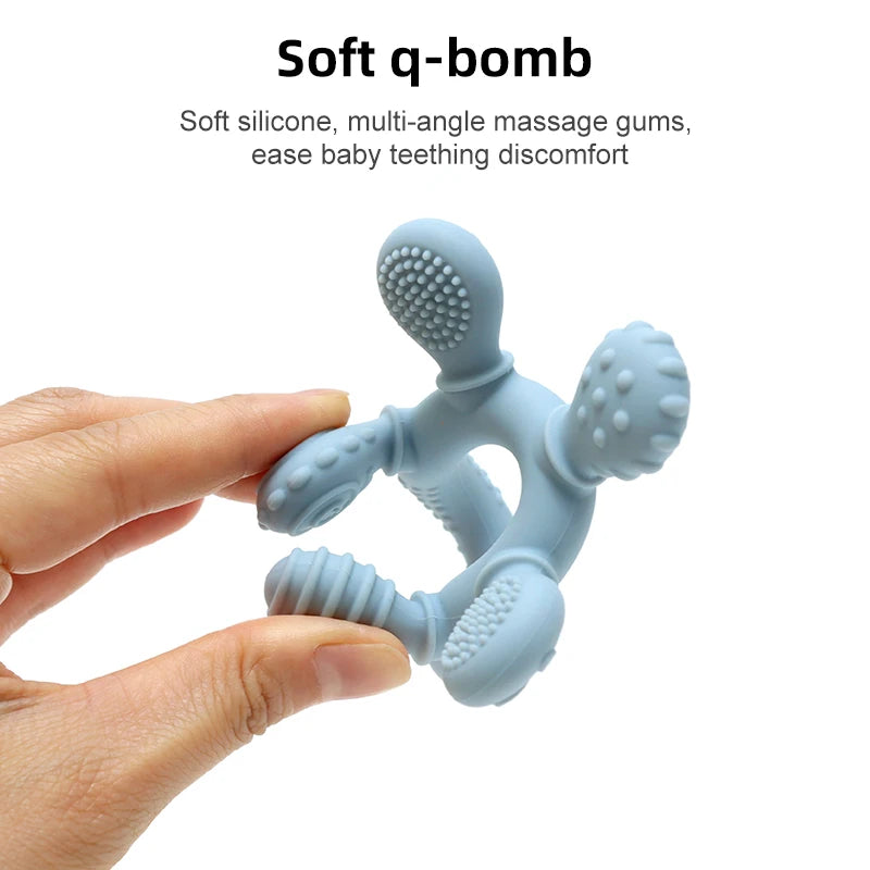 Eine Hand hält einen hellblauen Silikon-Q-Bomb-Baby-Teether-Ring zur Beruhigung.