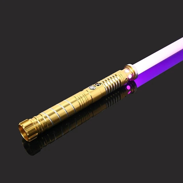 لقطة مقربة لسيف ضوء معدني RGB لعبة بمقبض ذهبي وشفرة بنفسجية على خلفية داكنة.