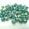 Piles de perles de cristal bleu-vert iridescentes de différentes formes géométriques pour la création de bijoux DIY