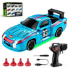 Voiture de course miniature bleue 1:64 avec accents noirs et rayures rouges, à côté de divers accessoires.