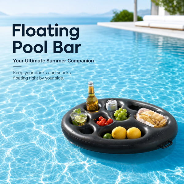 Sort flydende poolbar med kopholdere på blåt vand, med drinks og snacks.