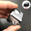 Une main tient un jouet anti-stress cube à faire tourner en alliage d'argent avec un cap noir, sur fond sombre.