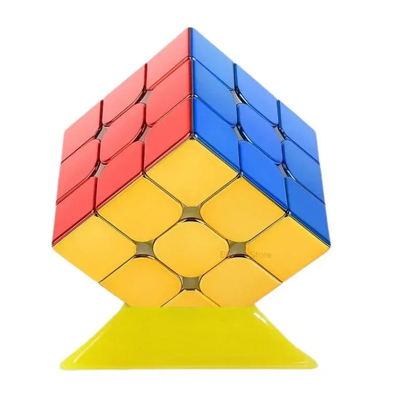 Cube magnétique 3D puzzle avec des faces colorées empilées sur une base jaune.