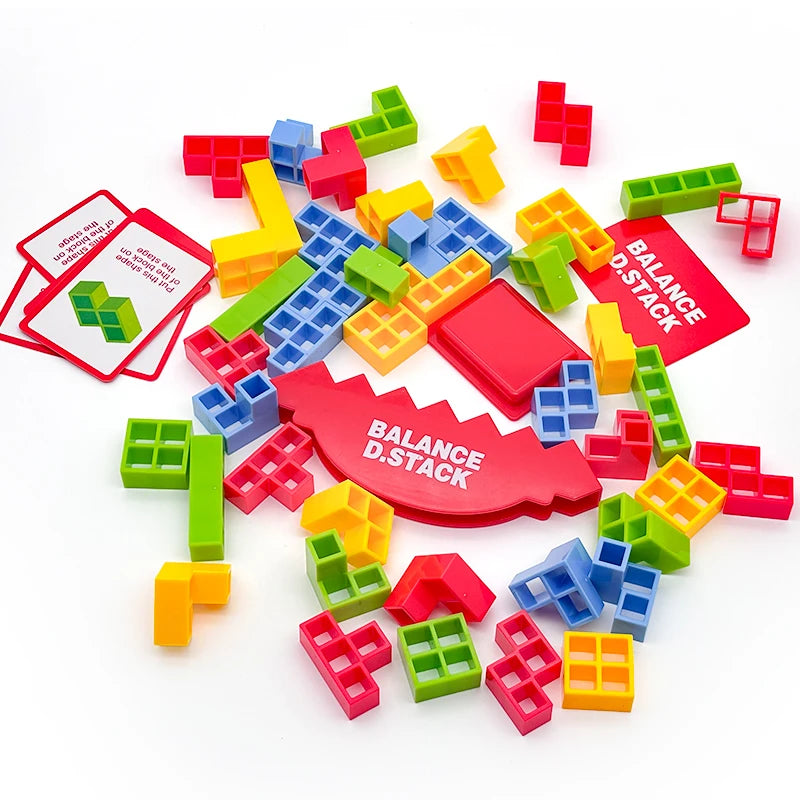 Collection de blocs entrelacés rouges, verts, jaunes et bleus pour un jeu de construction d'équilibre.