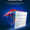 Vue rapprochée d'un puzzle cube magnétique coloré avec des surfaces lisses et tourantes.