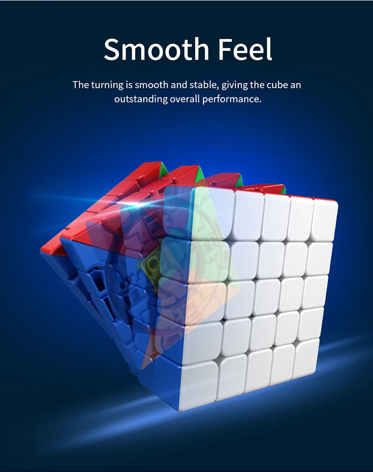 Vue rapprochée d'un puzzle cube magnétique coloré avec des surfaces lisses et tourantes.