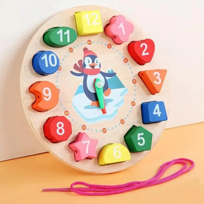 Horloge puzzle en bois avec des pièces numérotées disposées en cercle pour l'apprentissage précoce.